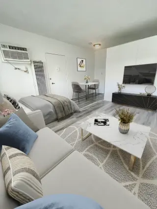 Renovated Studio w/ Modern Kitchen, Pool, Gym & Parking – East Hollywood