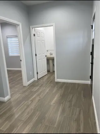 1 dormitorio y 1 baño en Sylmar