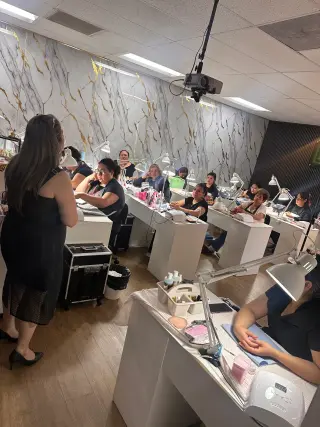 Curso de uñas acrilica disponible
