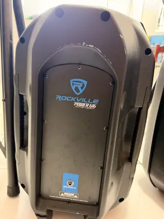 Altavoces portátil marca rockville precio $180