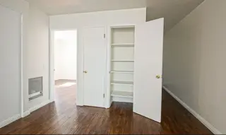 Este espacioso apartamento en Walnut CA cuenta con un dormitorio y un baño.