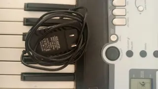 Sintetizador Yamaha PSR-E213