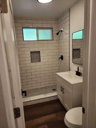 Hermoso Apartamento de 2 Rec / 1 Baño Totalmente Remodelado – Listo para Mudarse