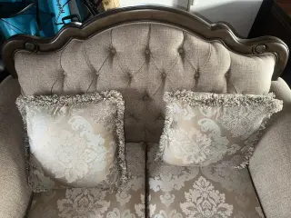 Sofá Elegante Tapizado con Cojines Decorativos