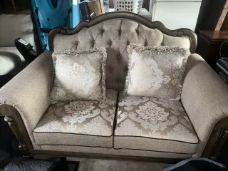 Sofá Elegante Tapizado con Cojines Decorativos