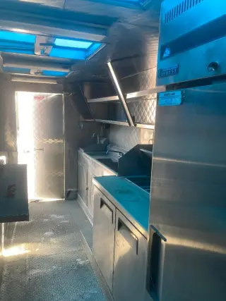 SE VENDE FOOD TRUCK SEMI NUEVA