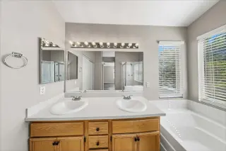 3 dormitorios, 2 baños, listo para habitar.