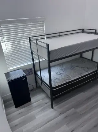 Se renta cuarto amueblado compartido