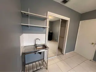 Habitación para UNA SOLA PERSONA**, con baño compartido y mini fregadero