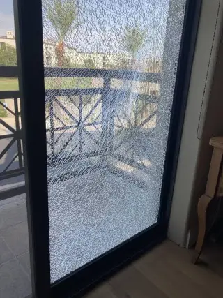 Broken Glas Windows and Doors/Vidrios/Ventanas