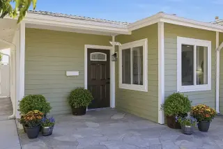 🏡 FOR RENT – 10216 Owensmouth Avenue, Chatsworth