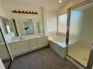 Rento cuarto grande con baño