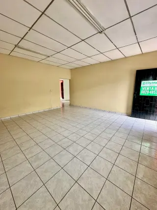 Casa de 3 habitaciones en zona de alto transito con potencial comercial