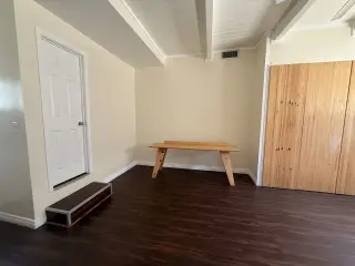 Studio con entrada privada, baño y pequeña cocina.