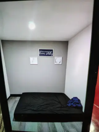 Hola tengo una recamara en renta por $459