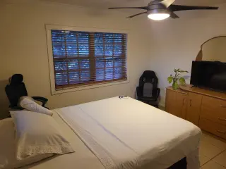 Rento un cuarto espacioso amueblado para una persona