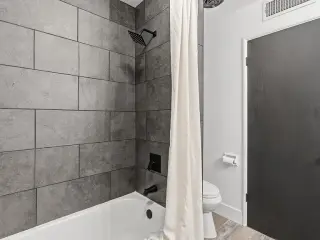 Bienvenido a 3413 N Millbrook Ave, un apartamento cuidadosamente remodelado