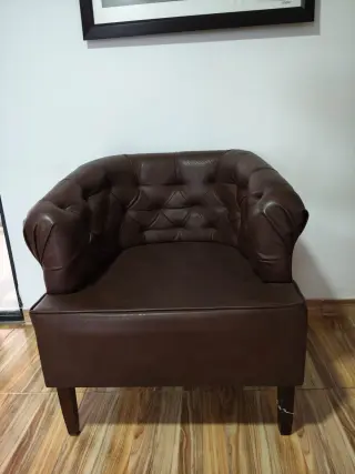 Hermosa sala en cuero y cama de madera roble
