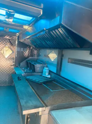 SE VENDE FOOD TRUCK SEMI NUEVA