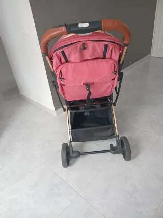 Carriola Elegante y Funcional con Bolsa de Pañales