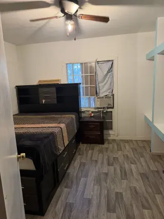 Tengo dos cuartos disponibles uno amueblado