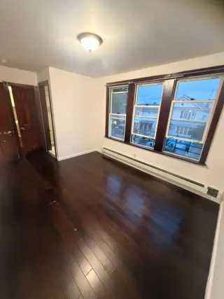Apartamento de 3 habitaciones y 2 baños disponible en College Point!