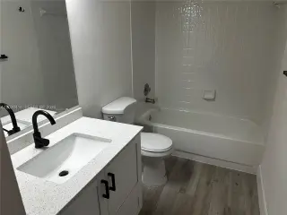 Se Renta Townhouse de una sola planta.