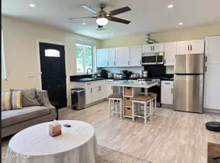 Welcome to this charming detached 1-bedroom