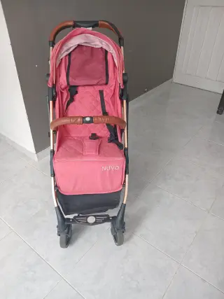 Carriola Elegante y Funcional con Bolsa de Pañales