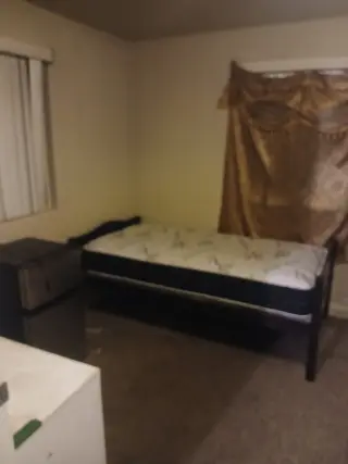 Se renta cuarto en sala
