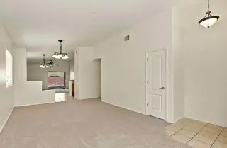 Bright & Sunny Home Ready to Move In