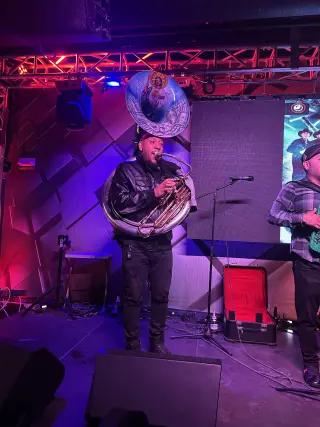 🚨Grupo sierreño con Tuba🎸🎷