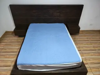 Hermosa sala en cuero y cama de madera roble