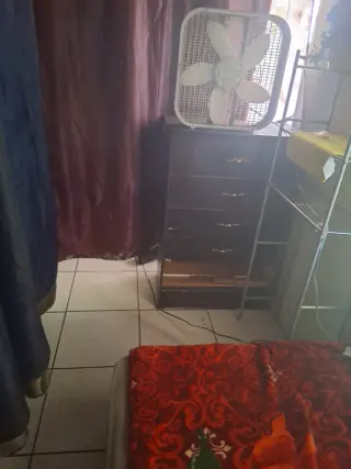 SE COMPARTE UN ESPACIO ENTRE LA SALA Y LA COCINA.