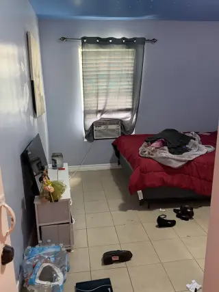 Sé renta recámara con baño