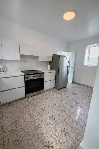 Encantadora casa renovada de dos niveles, a solo unos pasos de la calle Loíza.