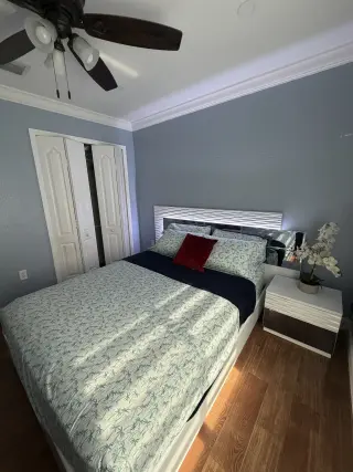 Bonito cuarto en casa de familia