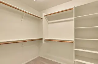 Bright & Sunny Home Ready to Move In