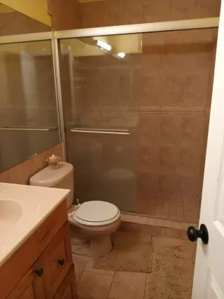 Se renta cuarto compartido cerca de 127 y Coral Way