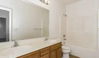 3 dormitorios, 2 baños, listo para habitar.