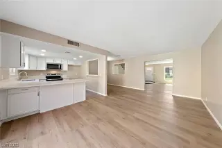 Casa 3 Recámaras/3 Baños, 1,840SF (89121) ¡Garage para 2 Carros y Patio Privado!