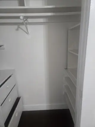 Cuarto amplio , con baño y clóset propio