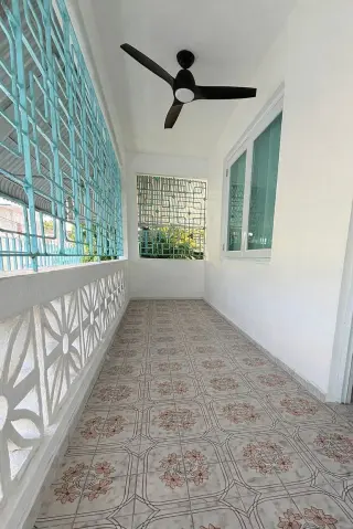 Encantadora casa renovada de dos niveles, a solo unos pasos de la calle Loíza.