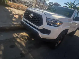2022 Toyota Tacoma SR5 Pickup - 4x2, Motor 2.7L, ¡En Excelente Estado!