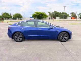 Tesla Model 3 2021 - Sedán Eléctrico en Excelente Estado