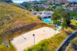 Recámaras de Renta. Casa de Lujo. Alberca y Portón Eléctrico (Corona Hills)