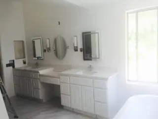 Renovación de Baño Moderno con Ducha de Vidrio