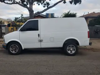 VENDE:   UNA 2005 CHEVY ASTRO VAN