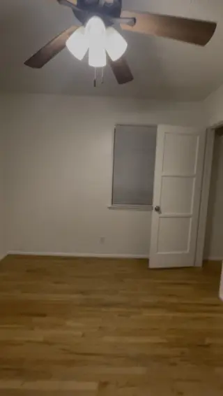 Recámara amplia con propio baño y refrigerador