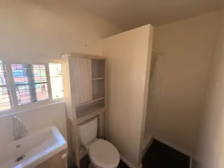 Studio con entrada privada, baño y pequeña cocina.